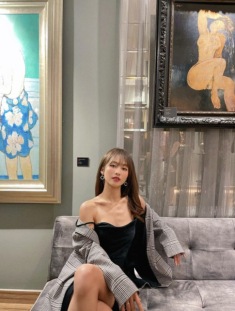 Hot girl boxing từng gầy trơ xương đáng báo động, nay tròn trịa thấy rõ, chuộng mốt áo váy khoét sâu gợi cảm