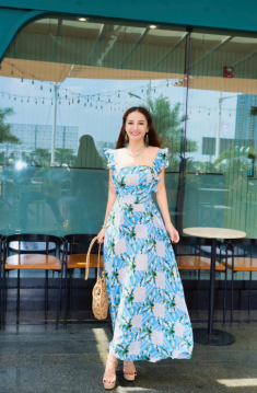 Janet Hoang với sự trở lại đầy màu sắc