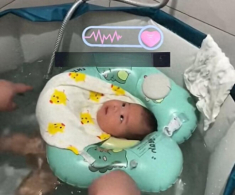 Khoảnh khắc “1 giây trước thảm hoạ”, bé 2 tháng tuổi xinh như thiên thần gặp nạn với phao bơi đỡ cổ