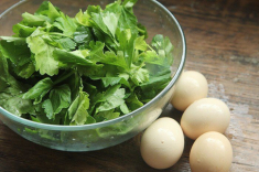 Không chỉ xào thịt bò, lá này xào cùng trứng tuyệt ngon, đã thế lại còn cực bổ dưỡng