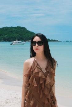 Không diện bikini đi biển, Hồng Diễm vẫn khiến fan trầm trồ