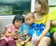Khung cảnh trái ngược trên tàu điện cho thấy sự khác biệt rõ rệt trong cách nuôi dạy con