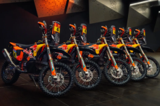 KTM 450 Rally Replica 2026 ‘Chiến Mã’ Sa Mạc trở lại với phiên bản Sanders đầy cảm xúc
