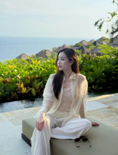 Là phu nhân chủ tịch đời thực nhưng Hoa hậu Đỗ Mỹ Linh vẫn chăm mặc đồ giá rẻ, vẫn đẹp như hàng hiệu xa xỉ