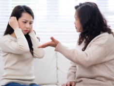 Lần đầu đưa con về nhà nội, thấy cảnh mẹ chồng chải tóc cho cháu, nàng dâu tức giận đòi ly hôn