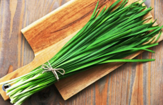 Loại lá mệnh danh là “rau của thận”, được bán đầy chợ, giá khoảng 25.000 đồng/kg, xào với gan được món ngon bổ
