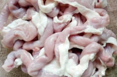 Luộc lòng lợn mãi cứ bị thâm xỉn không trắng giòn, đầu bếp bật mí tôi mới biết 30 năm mình đều làm sai