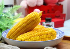 Luộc ngô, chỉ dùng nước thì quá “nghiệp dư”, thêm 2 thứ nữa, bắp nào cũng mềm ngọt, ăn đã miệng