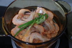Luộc tôm mãi giờ mới biết, muốn tôm lên màu đỏ đẹp lại không tanh thì phải thêm những thứ rẻ tiền này!