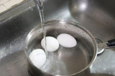 Luộc trứng bao năm vẫn hay bị nứt và khó bóc vỏ, đầu bếp khuyên một câu tôi mới biết mình toàn làm sai
