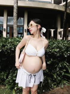 Mẹ bầu “hot nhất cõi mạng” Joyce Phạm style đi biển cực cuốn