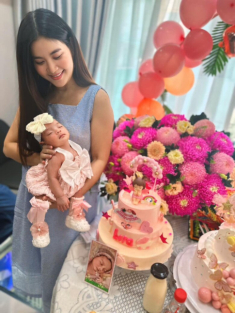 Mẹ bỉm sữa Kha Ly bận chăm con vẫn xuống bếp làm chiếc bánh to tướng, ăn vào không sợ mập