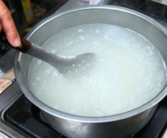Mẹ chồng nấu cháo tôm cho cháu luôn bỏ thịt, chỉ lấy vỏ, biết lý do tôi sốc không nói nên lời
