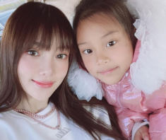 Mẹ đơn thân tài sản nghìn tỷ thanh lý quần áo cũ của con gái, nhìn giá tiền không ai mua còn mắng: Khoe của!