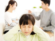 “Mẹ hãy ly hôn với bố đi!”, lời cầu xin của cậu bé 10 tuổi khiến mẹ nghẹn ngào khi biết nguyên do