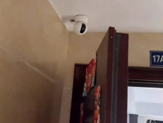 Mẹ lắp camera kín nhà theo dõi con nghỉ hè, cảnh tượng ghi lại được khiến bà tức giận