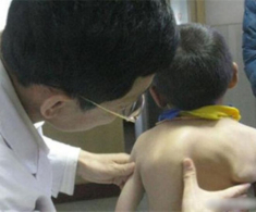 Mẹ phát hiện lưng con ngày càng biến dạng, biết nguyên nhân do thói quen của bà nội, người mẹ hối hận