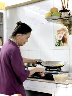 Mẹ ruột qua đời, chủ nhân bài hát “Nhật ký của mẹ” nghẹn ngào đăng những bữa cơm thân thương mẹ nấu