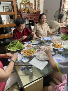 Mẹ ruột U90 của Hoài Linh ăn bún đậu mắm tôm kiểu lạ đời, con trai út không nhịn được cười