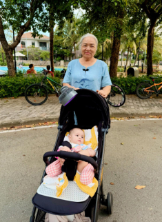Mẹ từ quê lên phụ Nhật Kim Anh chăm con gái