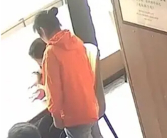 Mẹ và con gái vào nhà hàng gọi 3 món nhưng không đụng đũa suốt 1 giờ, ông chủ âm thầm gọi cảnh sát