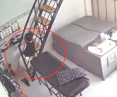 Mẹ Việt ngã từ trên tầng cao xuống đất, gặp nguy hiểm nhưng tay vẫn giữ chặt bảo vệ con
