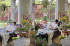 Mẹ Việt sống ở Mỹ xây căn nhà kính phủ đầy sắc hoa, phong cách vintage chữa lành đẹp đến nao lòng