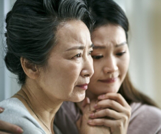 Mẹ vợ ở quê đi từ 5h sáng mang thịt lợn lên cho cháu, nhìn mâm cơm con rể nấu mà nghẹn ngào