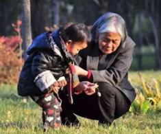 Nghỉ hè gửi con về quê cho bà nội chăm, lúc gọi hỏi thăm mẹ “điếng người” khi thấy con có biểu hiện lạ