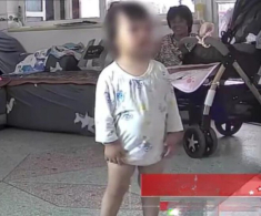 Người mẹ đi làm xa nhà gửi con cho bà, xem camera thấy đứa trẻ thường xuyên run rẩy, sự thật đau lòng