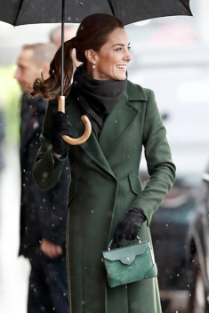 Những chiếc túi hiệu lạ lẫm trong bộ sưu tập của Công nương Kate Middleton