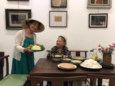 NSND Lê Khanh hiếm hoi khoe nấu món đặc sản, nhìn nụ cười của mẹ ruột nổi tiếng mà ấm lòng