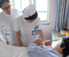 Nữ đại gia 56 tuổi sinh con thứ 2, con trai lớn xấu hổ cắt đứt liên lạc và cái kết đau lòng