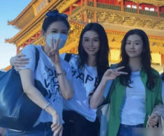 Nữ diễn viên 56 tuổi khiến nhiều người không tin là mẹ của con gái 24 tuổi, được yêu cầu bỏ khẩu trang