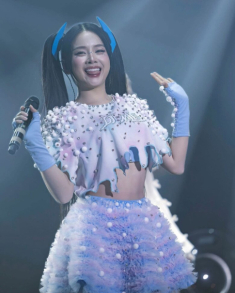 Nữ DJ 30 tuổi đẹp như được tạo bằng AI, mê diện croptop, chẳng cần hở bạo lên bar vẫn được khen lấy khen để