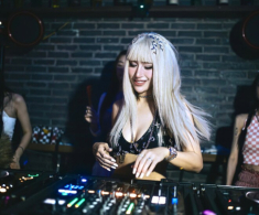 Nữ DJ nổi tiếng Hà Thành cứ ra đường là chồng ghen vì trẻ đẹp, không ai tin đã làm mẹ 3 con