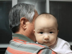 Nữ giám đốc nhờ mẹ chồng chăm con suốt 16 năm, bi kịch xảy đến với đứa trẻ khi trưởng thành