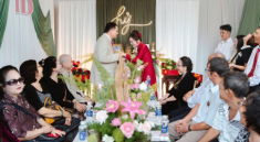 Ở vậy suốt 25 năm, mẹ được con trai ‘gả đi’ ở tuổi 53 làm nhiều người xúc động