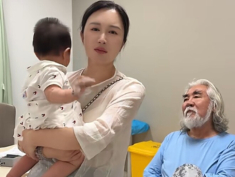 Ông lão 76 tuổi có 3 con với vợ trẻ kém 31 tuổi, sa thải bảo mẫu với lý do rất đau lòng