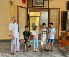 Ông nội Thái Bình 60 tuổi đón 7 cháu ở thành phố về quê, “gây bão” với bảng nội quy xem Tivi điện thoại cho “khối nghỉ hè” cực đỉnh