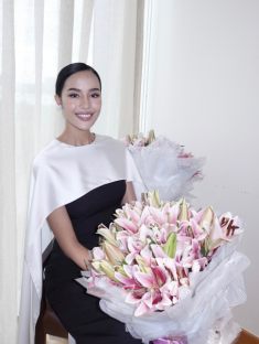 Phong cách thời trang kín cổng cao tường của cô gái sau 1 đêm kiếm được hơn 156 tỷ đồng