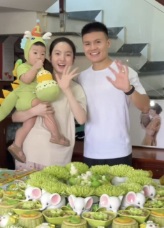 Quang Hải - Chu Thanh Huyền làm tiệc thôi nôi cho con trai Lido, mâm cúng tuyệt đẹp, nhìn kỹ toàn vàng