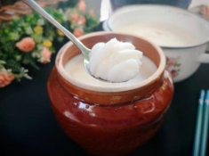 Rán mỡ lợn, người sành ăn đổ thêm bát nước này vào làm mỡ trắng tinh thơm phức, tóp giòn tan, tôi thấy hiệu quả liền làm theo