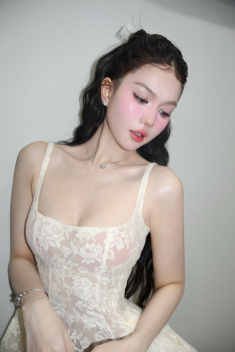 Sau nữ hoàng nội y, Ngọc Trinh xứng danh bà hoàng miếng dán ngực Vbiz