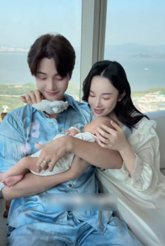 Sinh con đầu lòng, nữ diễn viên lấy chồng Hàn Quốc khoe phòng ở cữ view triệu đô, thuê 11 giúp việc chăm mẹ bé, chi phí gây tranh cãi