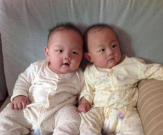 Sinh đôi nhưng diện mạo khác nhau, một bé da đen một bé da trắng, chồng lén vợ xét nghiệm ADN, kết quả khó tin