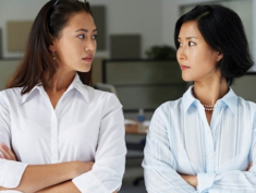 Sinh nhật cháu, bà ngoại tặng 1 triệu, bà nội mang tới một cuốn sổ đỏ, tôi ôm con về nhà mẹ đẻ