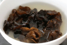 Suốt ngày nấu ăn nhưng hơn 30 năm tôi mới biết, mình đã ngâm mộc nhĩ sai cách, bảo sao chưa thật sự ngon
