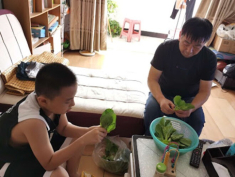 “Tại sao mẹ cứ bắt con làm việc nhà?”, câu trả lời của người mẹ chuẩn văn mẫu khiến nhiều PH vội học hỏi