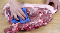Tại sao một số người bán hàng lại dùng khăn để lau thịt? Hóa ra nguyên nhân là đây